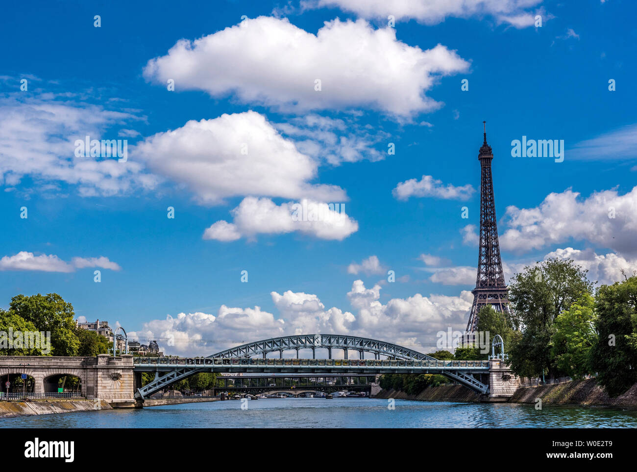 France, 15th and 16th arrondissements of Paris, Eiffel Tower, île aux Cygnes and rail pont Rouelle over the Seine river Stock Photo