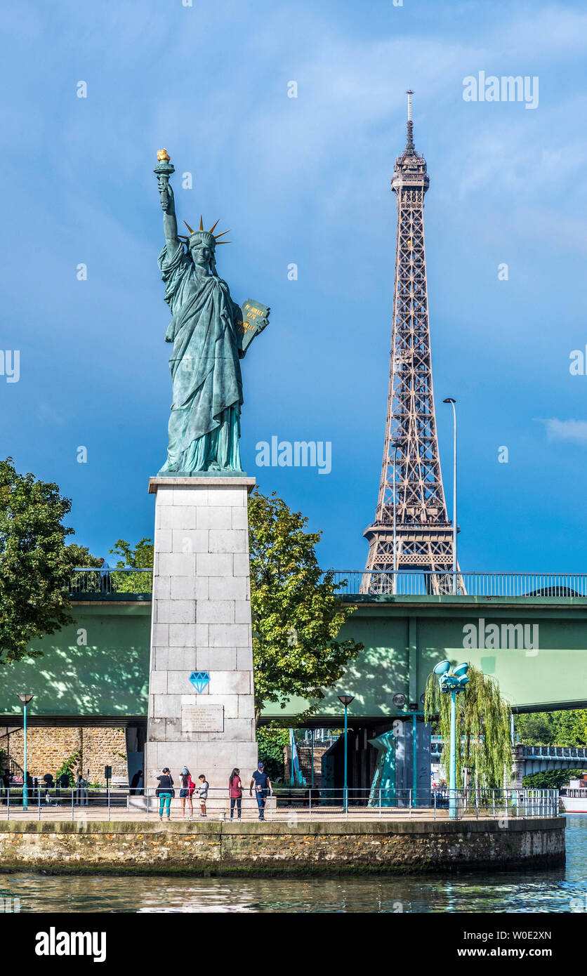 France, 15th arrondissement of Paris, Eiffel Tower and Statue of Libery at the pont de Grenelle over the Seine river Stock Photo