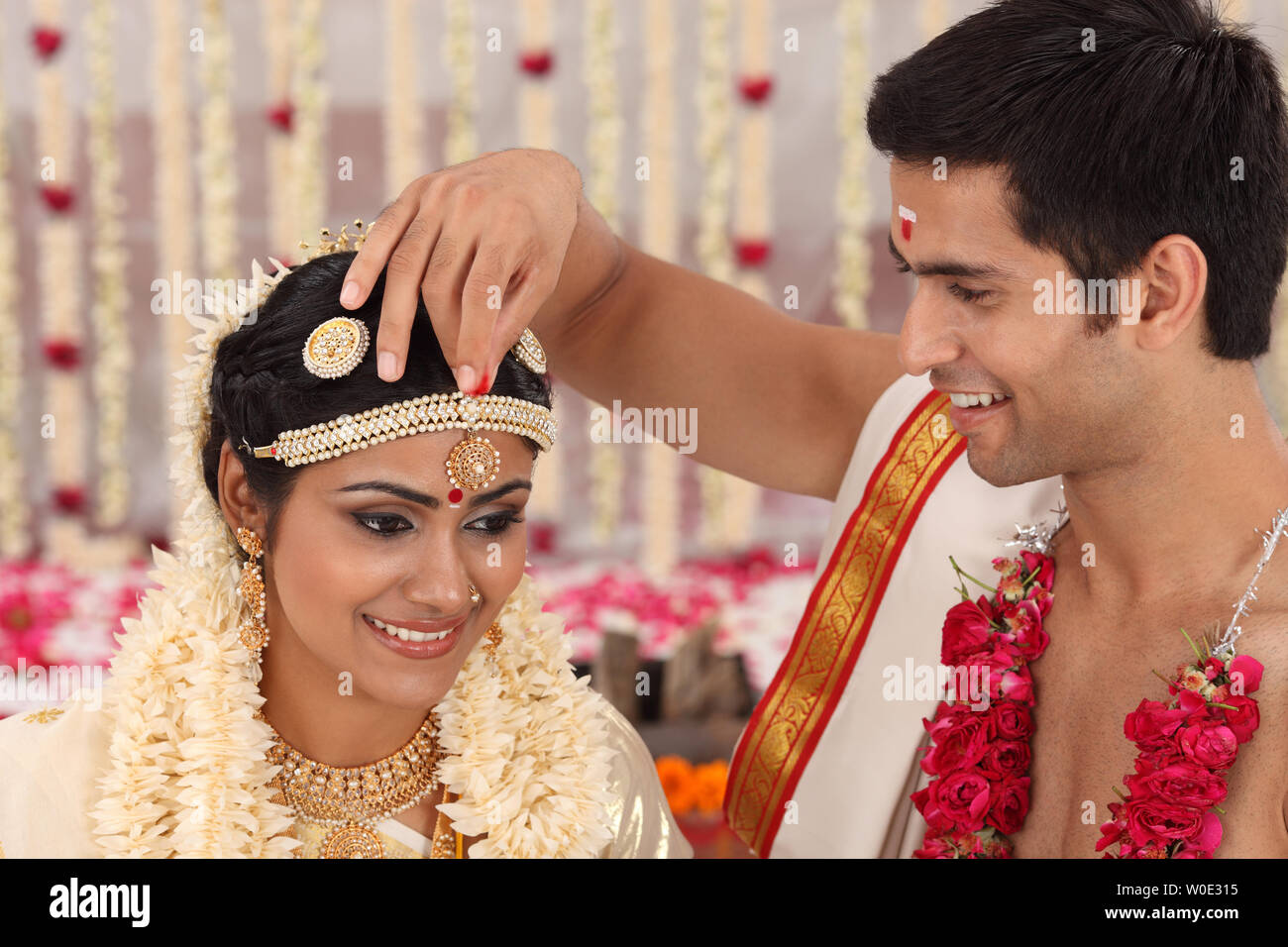 Couple performing Sindoor Daan ceremony in malayalee wedding Stock Photo -  Alamy
