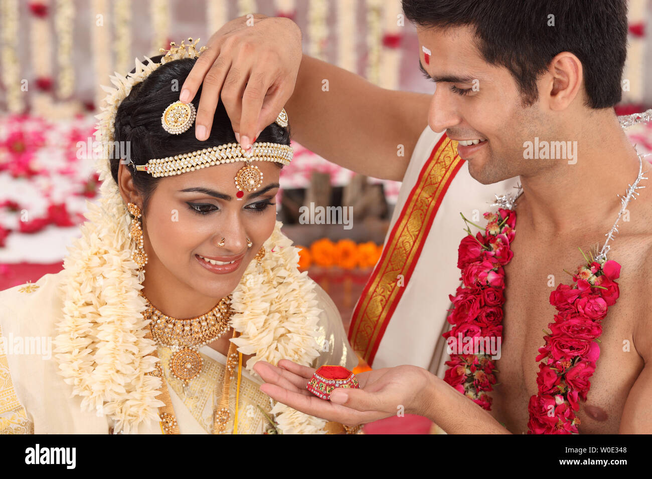 Indian couple performing Sindoor Daan ceremony in malayalee wedding Stock  Photo - Alamy