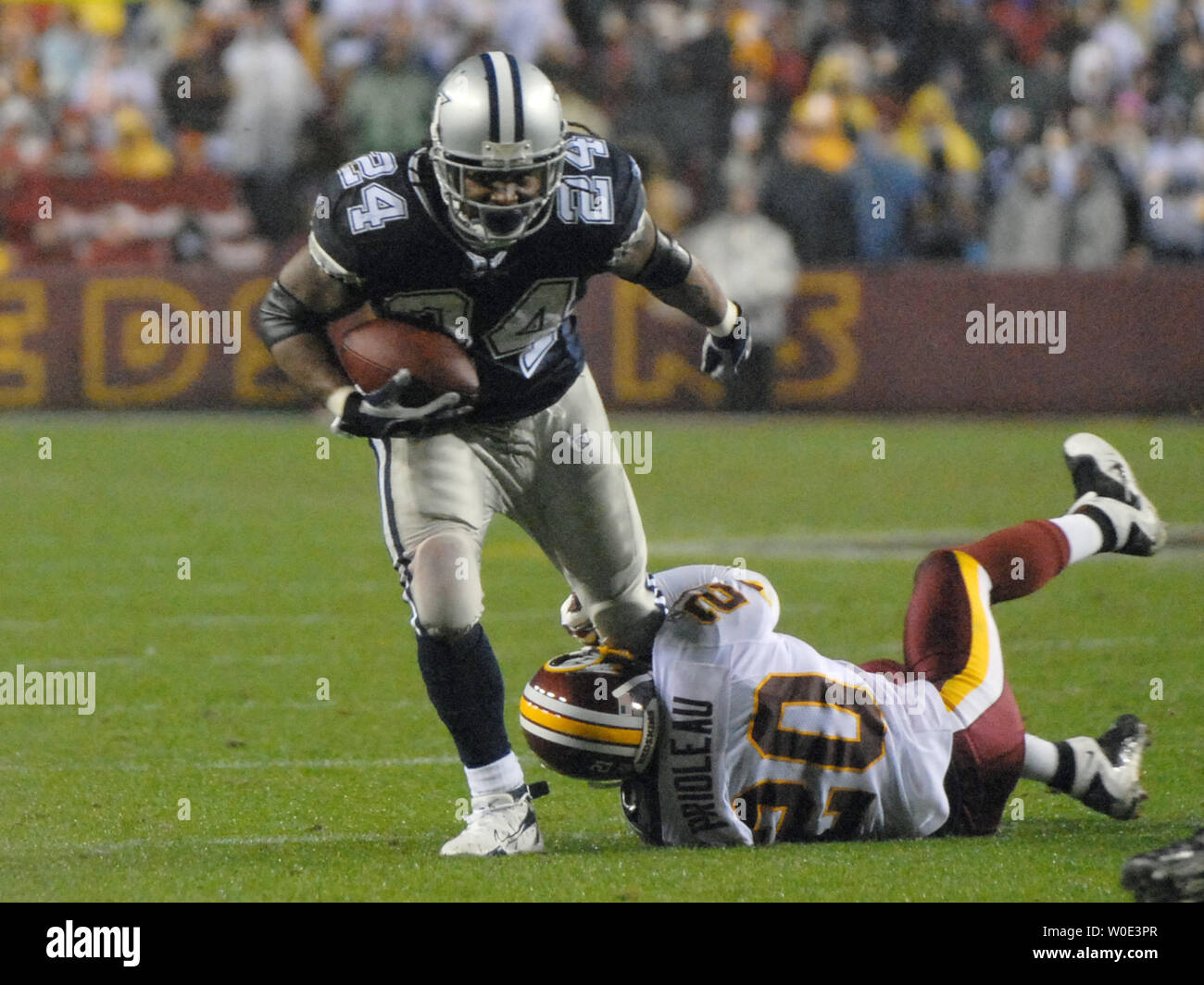 Marion Barber Autographed Dallas Cowboys 16x20 Running Photo