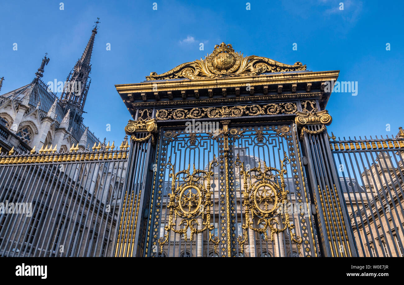 France, Paris, 4th arrondissement, Ile de la Cité, gate of the Palais de Justice and bell tower of the Sainte-Chapelle seen from the Boulevard du Palais Stock Photo