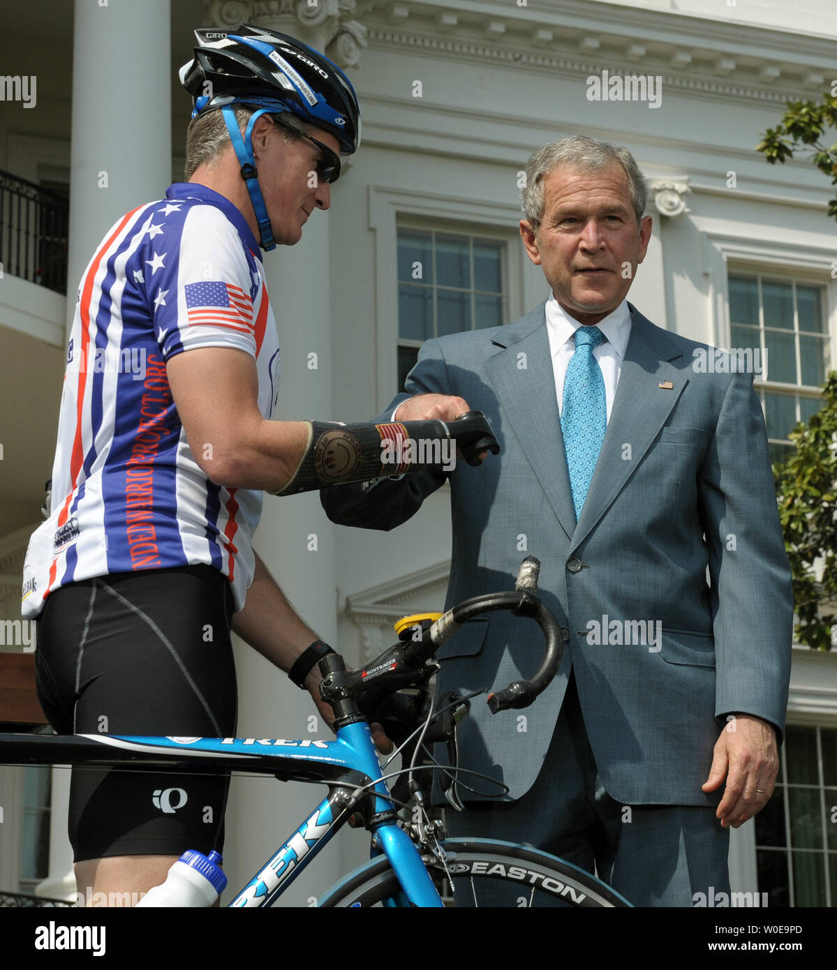 U.S. President George W. Bush sticks his finger in the prosthesis of an unidentified participant as he helps kick off the Wounded Warrior Ride on the South Lawn of the White House in Washington on April 24, 2008. Dozens of veterans wounded in Iraq and Afghanistan are participating in the three day bicycle ride that will end in Annapolis, Maryland. The prosthesis is used to grip the handle bar of the bike.   (UPI Photo/Roger L. Wollenberg) Stock Photo