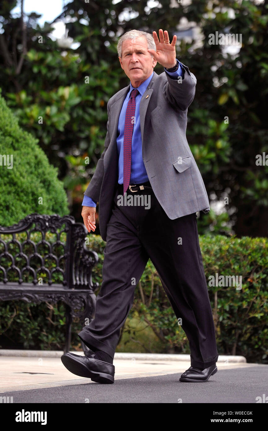 U.S. President George W. Bush waves as he returns to the White House after  a visit to Camp David in Washington on June 29, 2008. (UPI Photo/Kevin  Dietsch Stock Photo - Alamy