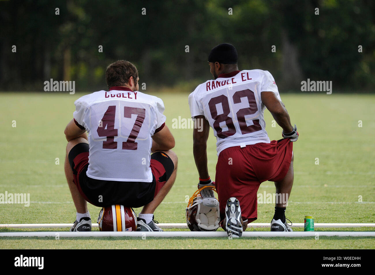 Washington Redskins tight end Chris Cooley (47) and wide receiver Antwaan Randle El sit on the sideline during the teams first day of training camp at Redskins Park in Ashburn, Virginia on July 20, 2008. (UPI Photo/Kevin Dietsch) Stock Photo