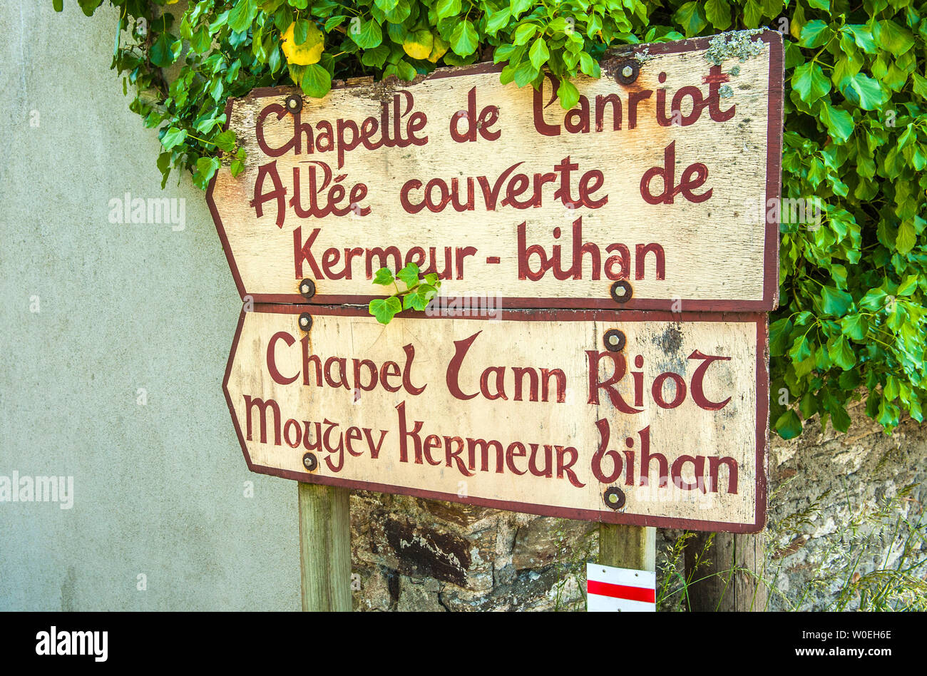 France, Brittany, Moelan sur Mer, information signs in French and in