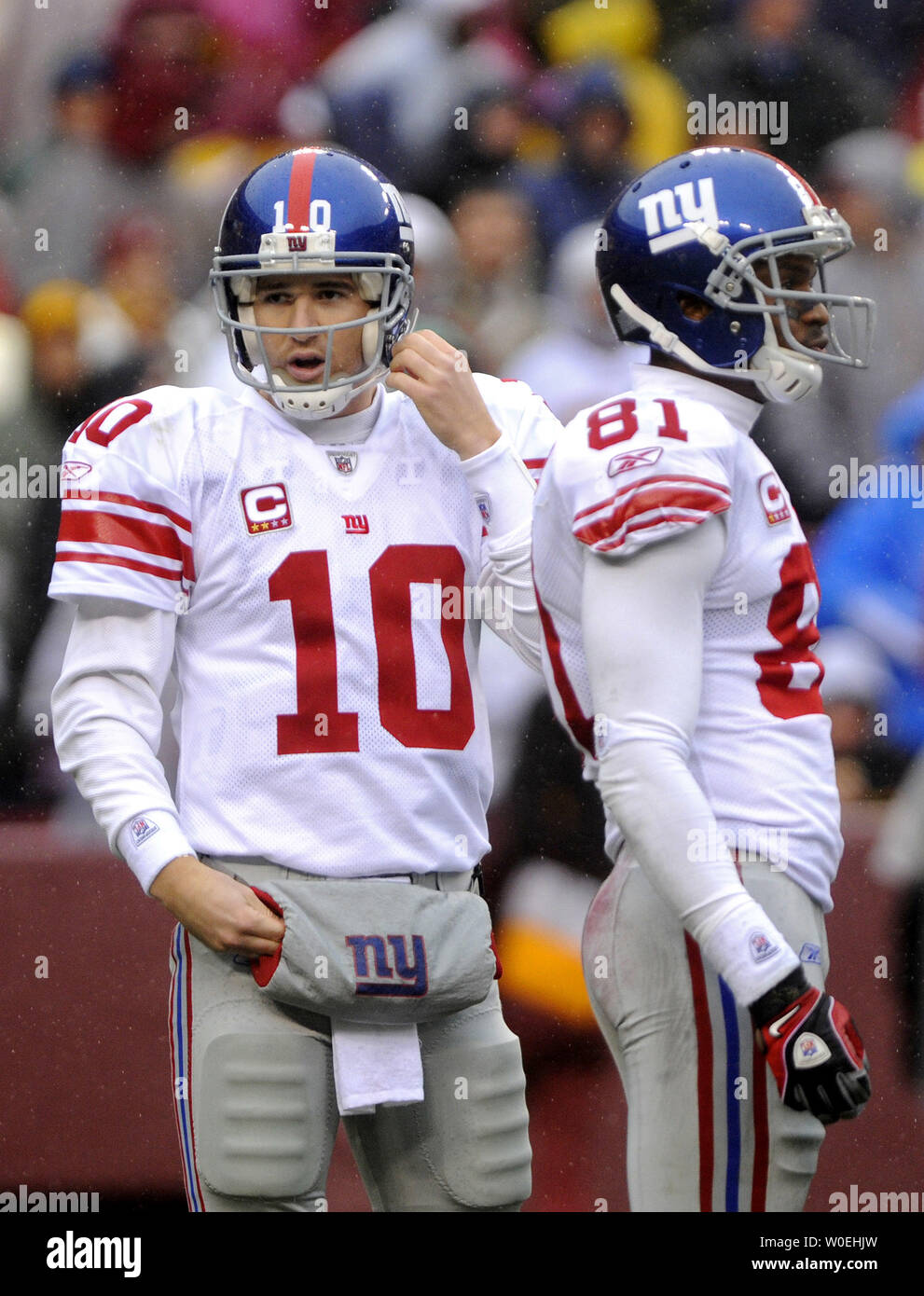 The New York Giants' Amani Toomer (81) keeps his feet in bounds as he pulls  ina pass against the New England Patriots' Ellis HObbs (27) in the first  half of Super Bowl XLII at University of Phoenix Stadium in Glendale, AZ,  USA on February 3, 2008. The 