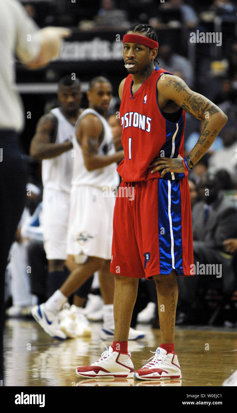 Allen Iverson and Rasheed Wallace of the Detroit Pistons talk on the  Fotografía de noticias - Getty Images