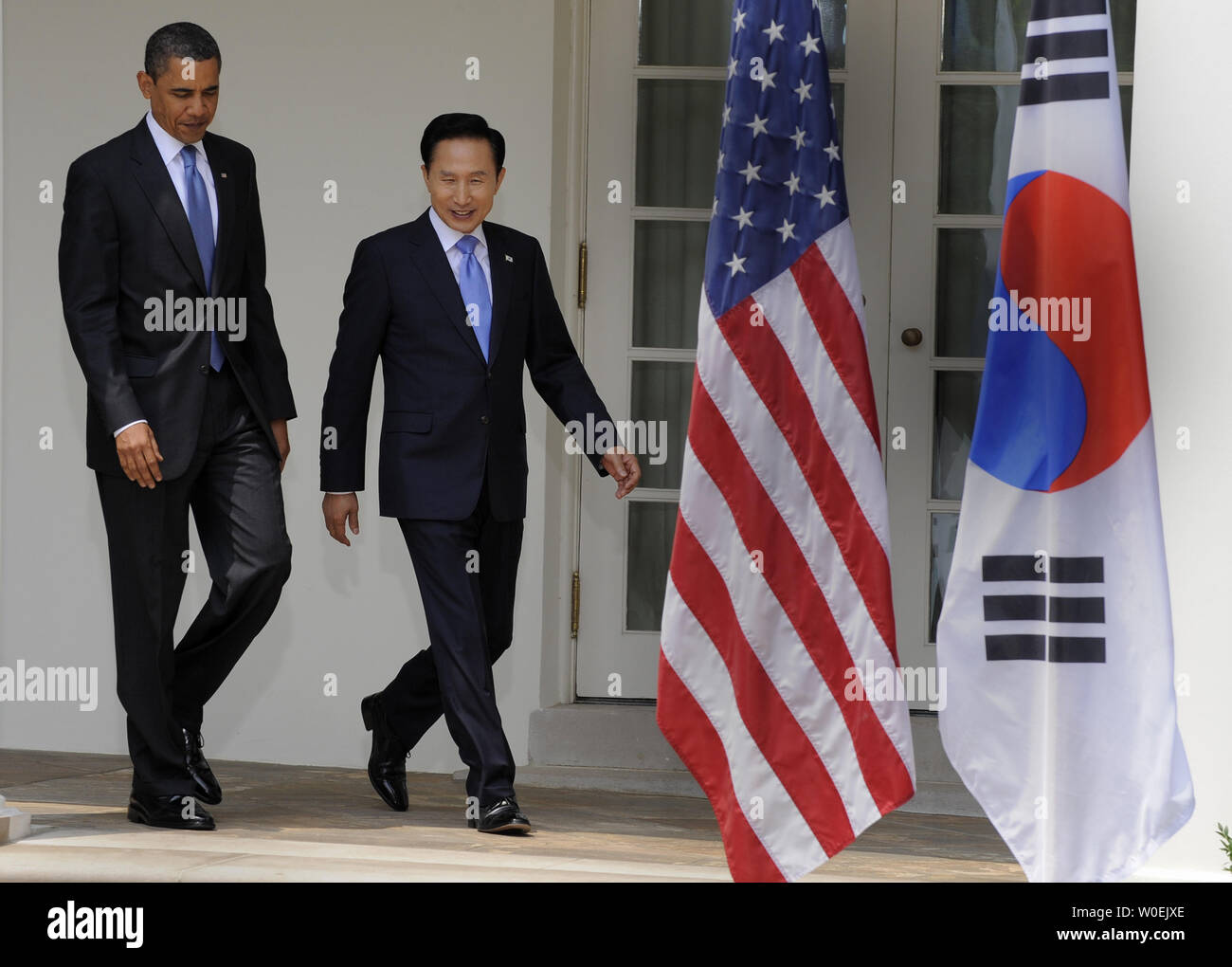 U.S. President Barack Obama (L) and South Korea's President Lee Myung ...