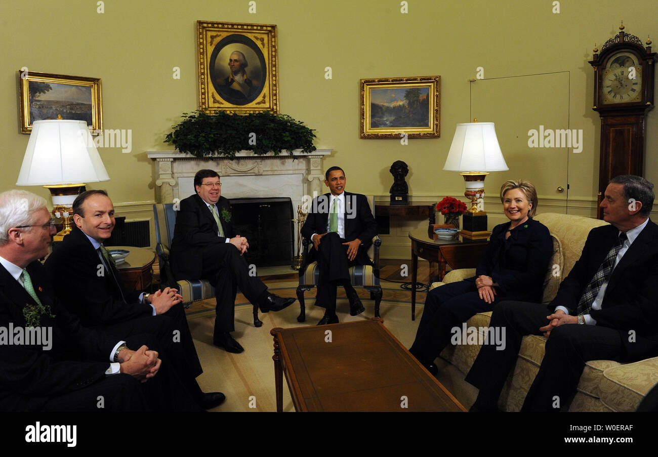 U.S. President Barack Obama ((RC) meets with Taoiseach and Prime Minister of Ireland Brian Cowen (LC) in the Oval Office of the White House in Washington on St. Patrick's Day, March 17, 2009. With them are Secretary of State Hillary Rodham Clinton (2nd from R), National Security Advisor James Jones (R) and unidentified Irish officials.    (UPI Photo/Roger L. Wollenberg) Stock Photo