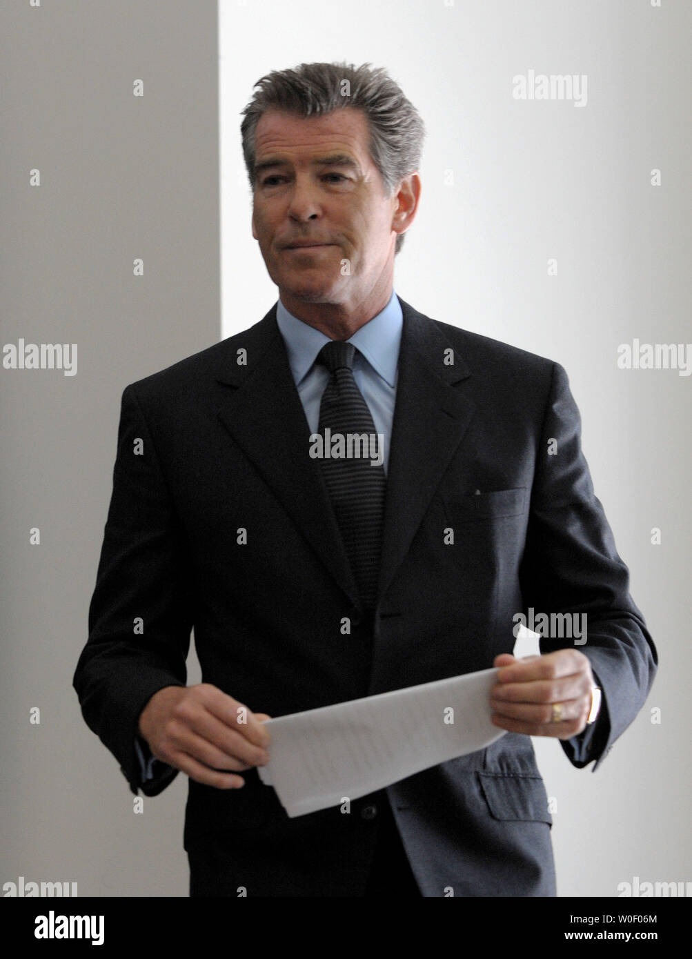 Actor Pierce Brosnan testifies in an Environmental Protection Agency (EPA) public hearing on carbon dioxide and other global warming pollutions that present a danger to public health and welfare in Arlington, Virginia, on May 18, 2009.    (UPI Photo/Roger L. Wollenberg) Stock Photo