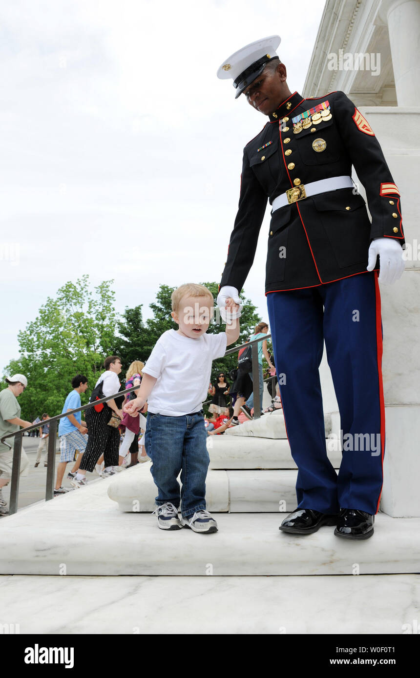Staff Sgt. Daniel Alfred helps 19-month-old Keegan Gregory on the steps of the amphitheatre near the Tomb of the Unknown Soldier at Arlington National Cemetery on Memorial Day, May 25, 2009.     (UPI Photo/Roger L. Wollenberg) Stock Photo