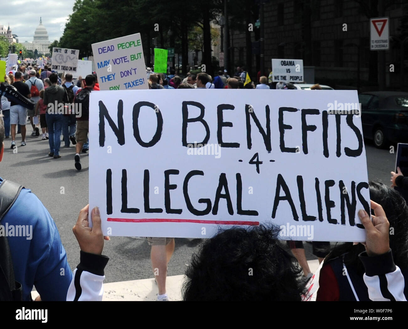 Tens of thousands of demonstrators march on Pennsylvania Avenue toward ...