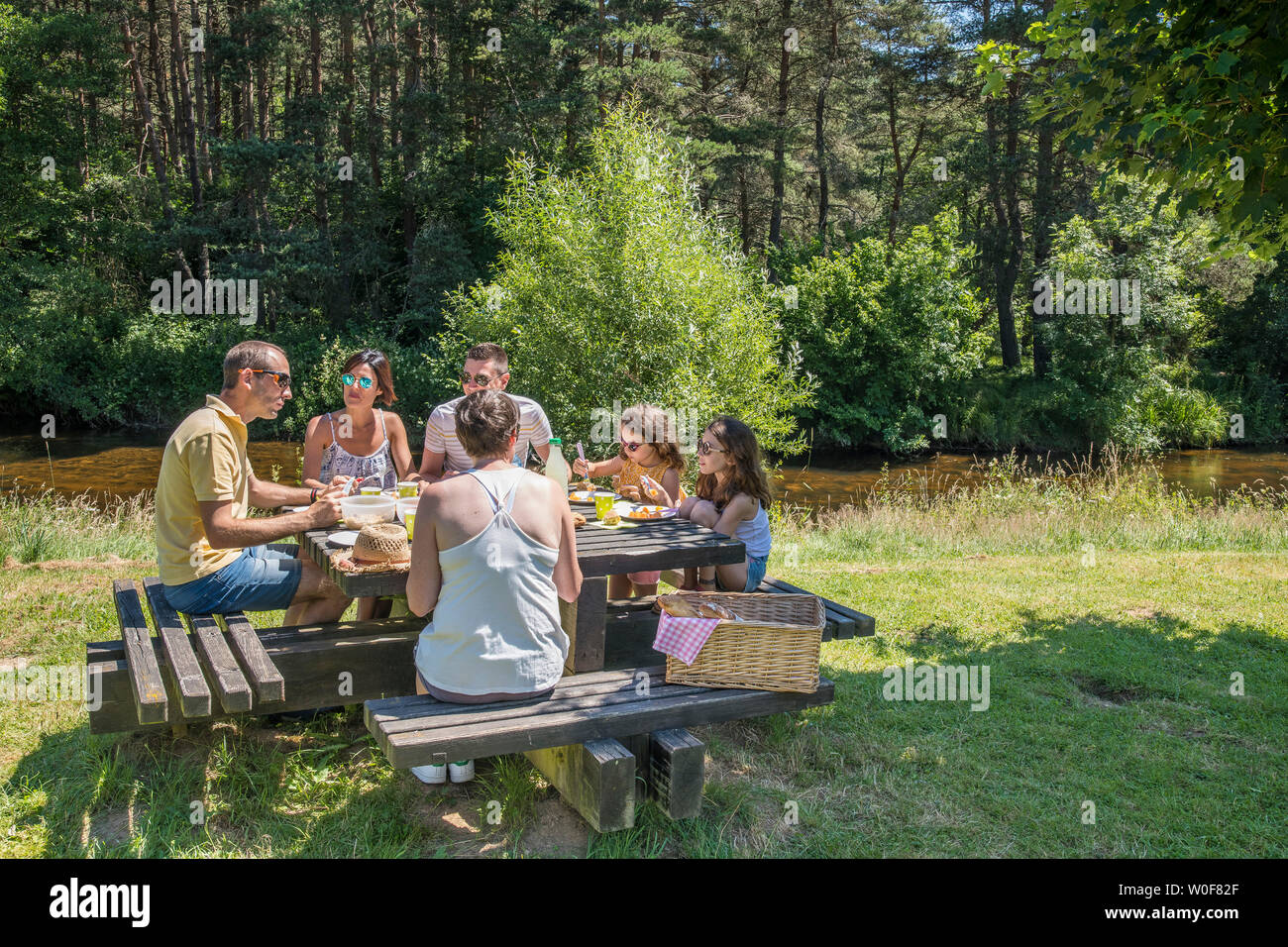 Auvergne - Rhone-Alpes - Haute-Loire - Saint-Julien-d'Ance - Family picnic on the bank of the Ance river. Stock Photo