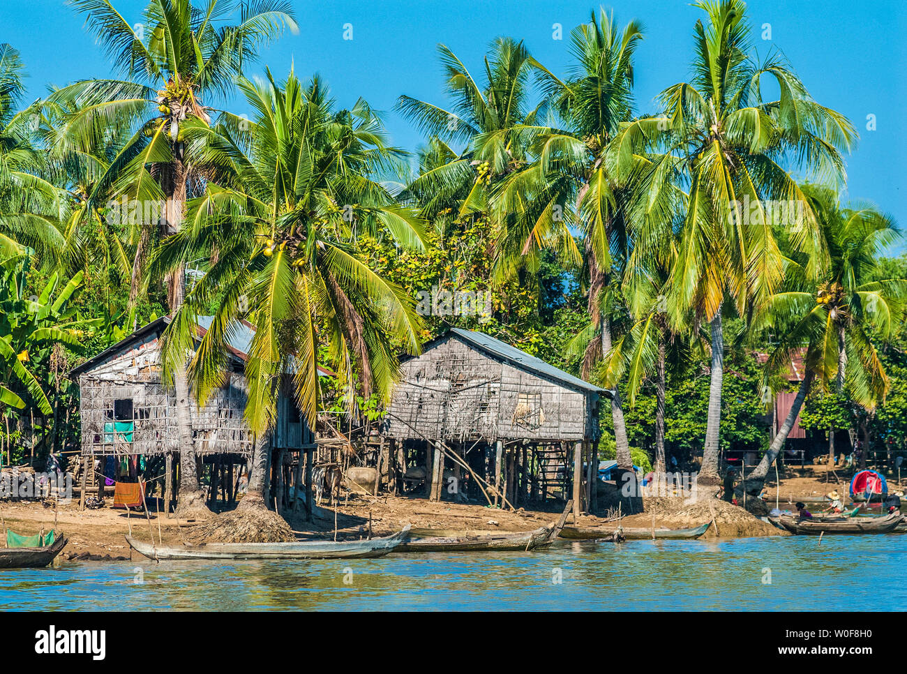 Asia, Cambogia, Tonté Sap lake (UNESCO biosphere reserve), two wood houses on stilts on the bank of the Sangkaé river Stock Photo