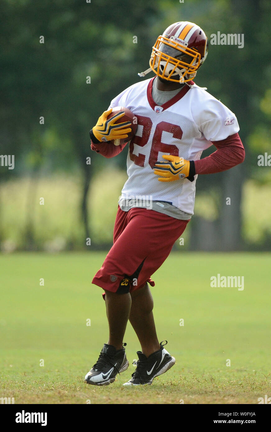 Washington Redskins Clinton Portis runs against the Philadelphia Eagles  during the third quarter at FedEx Field in Landover, Maryland on November  11, 2007. (UPI Photo/Kevin Dietsch Stock Photo - Alamy