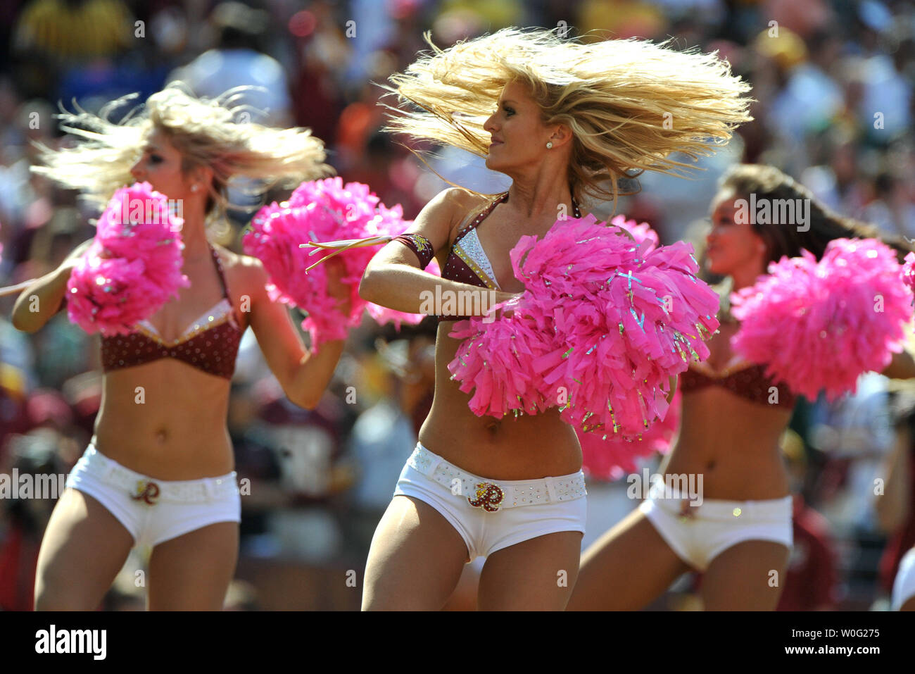 A Washington Redskins cheerleader performs during an NFL football game  between the Chicago Bears and Washington Redskins, Monday, Sept. 23, 2019,  in Landover, Md. (AP Photo/Mark Tenally Stock Photo - Alamy