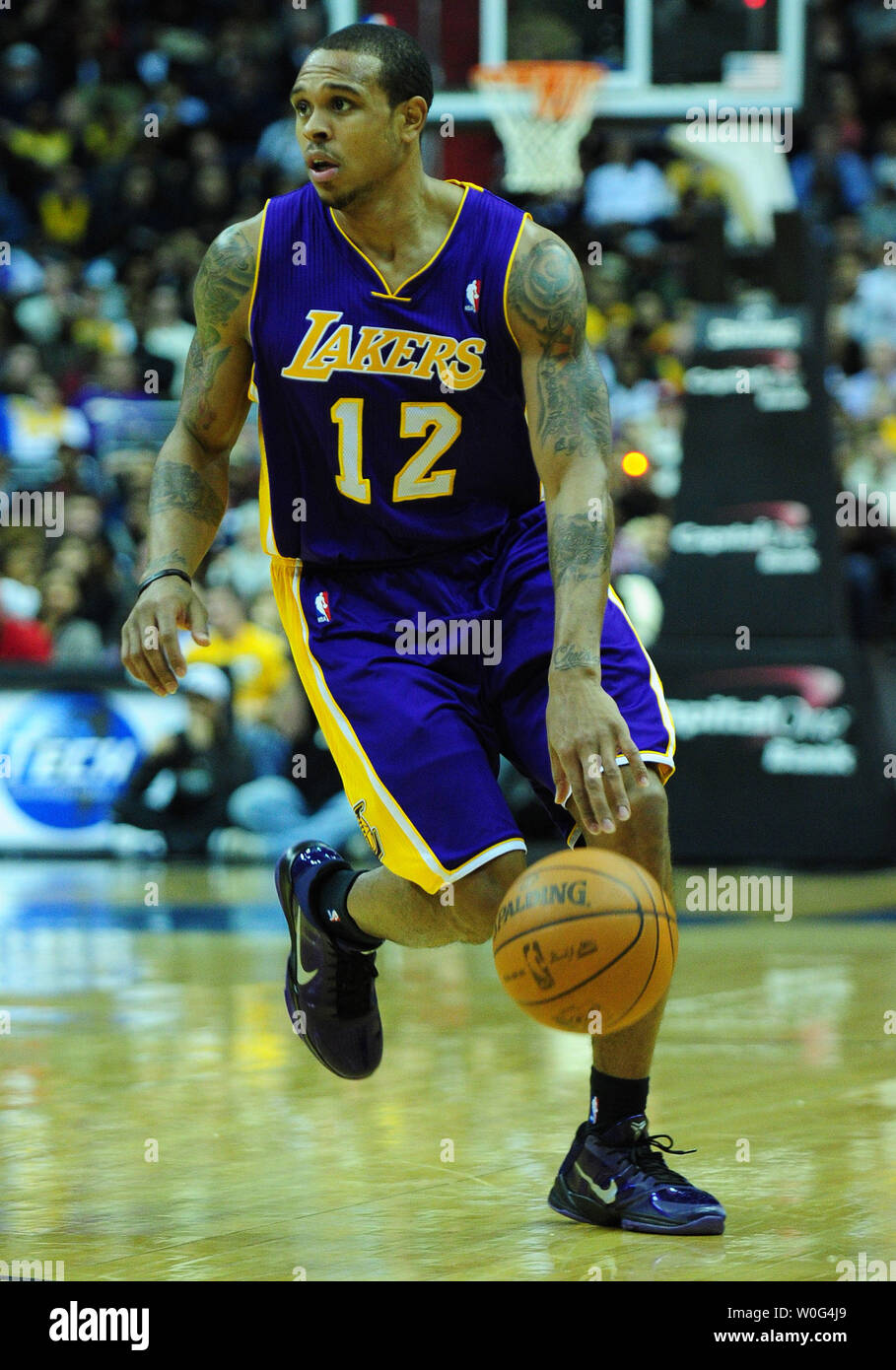 NBA star Shannon Brown shows his basketball skills during the warm-up of  the Sino-US All-Star Basketball Game in Zoucheng city, east China's  Shandong Stock Photo - Alamy