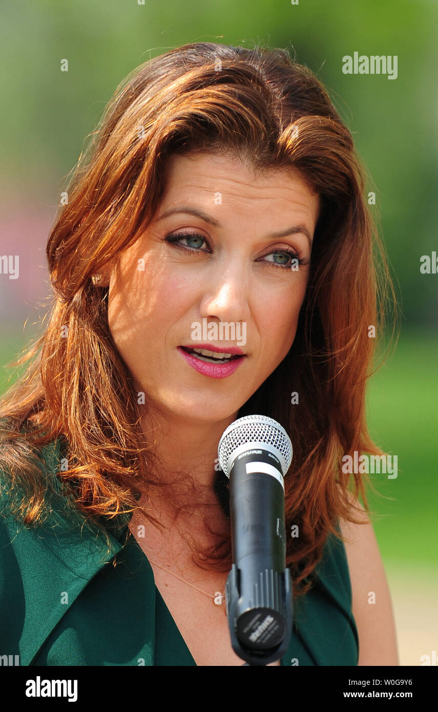 Es Vend tilbage redde Actress Kate Walsh speaks at a rally marking the one-year anniversary of  the BP oil spill and to urge Congress to stop offshore drilling and start a  clean energy revolution, in Washington,