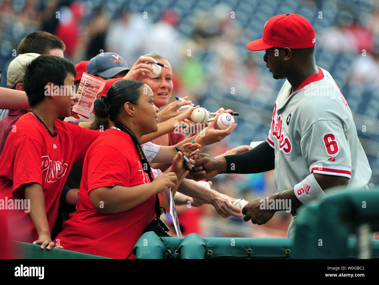 Ryan Howard Inscriptions Philadelphia Phillies' Ryan Howard signs autographs for fans at ...
