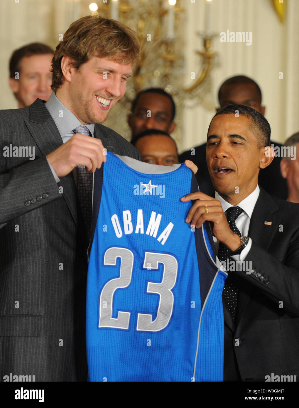 Dallas Mavericks, Dirk Nowitzki NBA champs team signed jersey