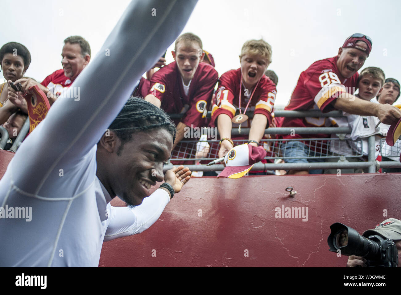 2,820 Washington Redskins V Indianapolis Colts Photos & High Res