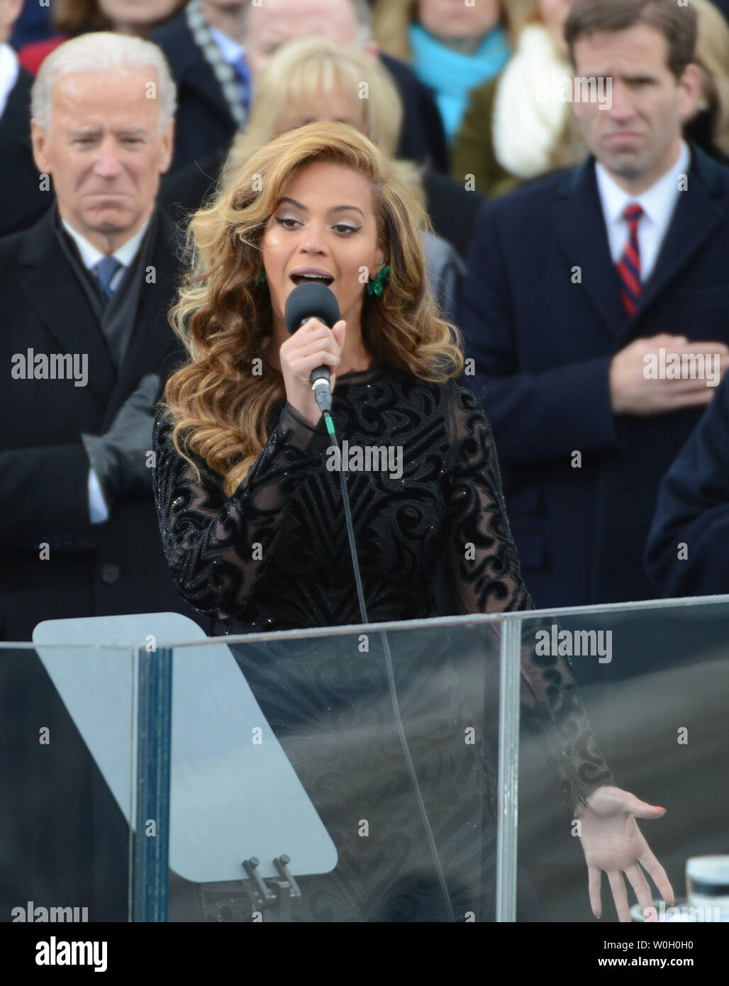 Beyonce sings the National Anthem after President Barack Obama was ...