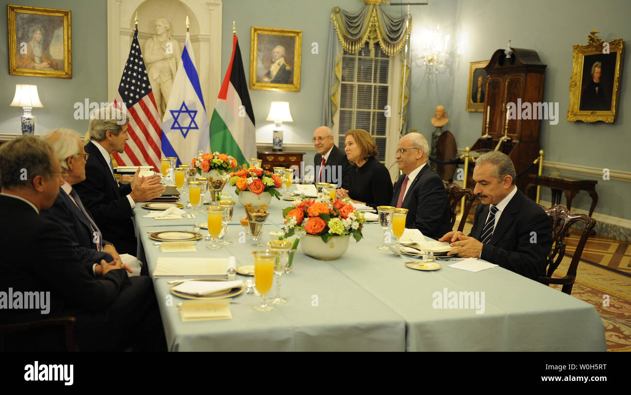 US Secretary of State John Kerry (L) welcomes Israeli and Palestinian delegations for a dinner prior to the opening of  peace talks, at the State Department, July 29,, 2013, in Washington, DC. Across the table from Kerry (L-R) Israel's Yitzhak Molcho, Israeli Justice Minbister Tzipi Livni, Palestinian Chief Negotiator Saeb Erekat and Mohammad Shtayyeh. Kerry hopes to restart the moribund peace talks after three years of inactivity.               UPI/Mike Theiler Stock Photo