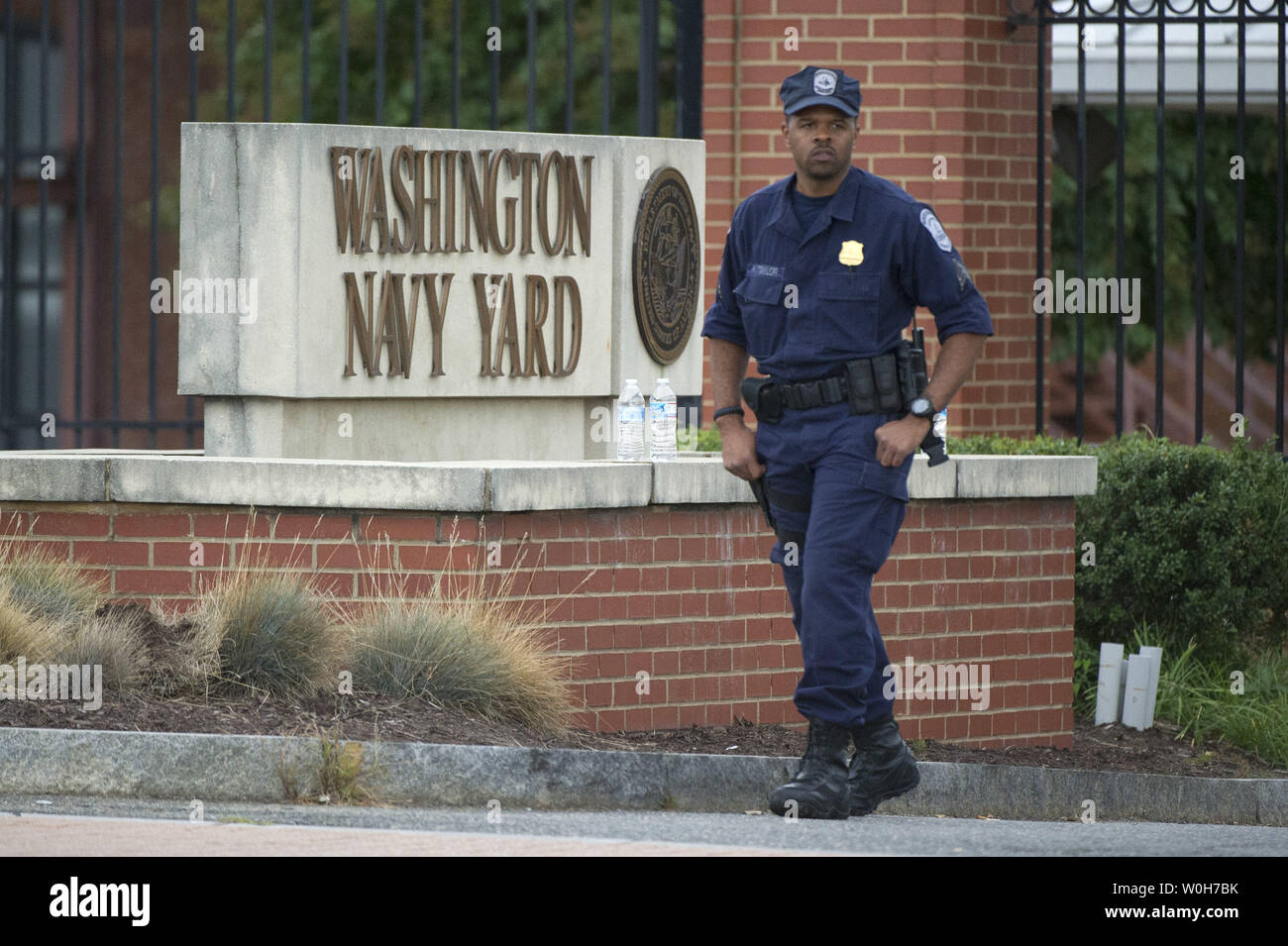 Police officers stands outside hi-res stock photography and images - Alamy