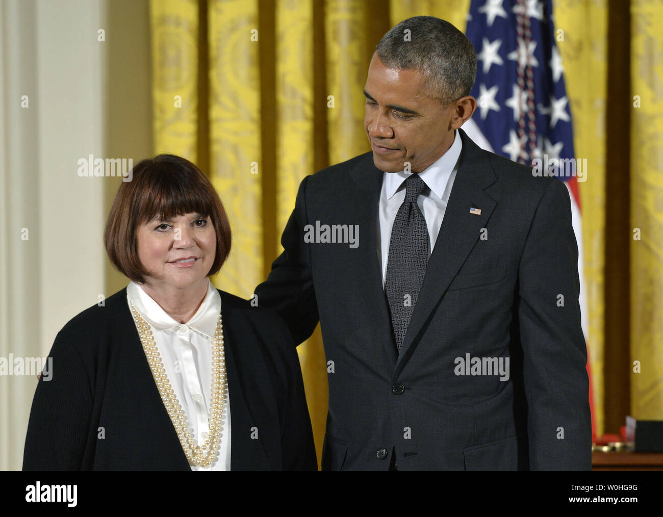 president-barack-obama-awards-linda-ronstadt-with-the-2013-national