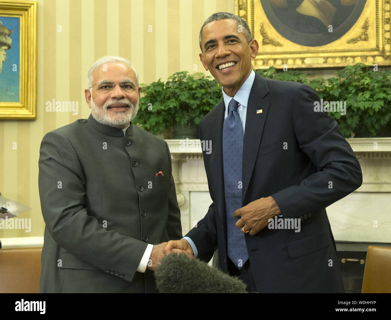 U.S. President Barack Obama (L) shakes hands with Indian Prime Minister  Narendra Modi following a meeting in the Oval Office at the White House,  September 30, 2014 in Washington, DC. The two