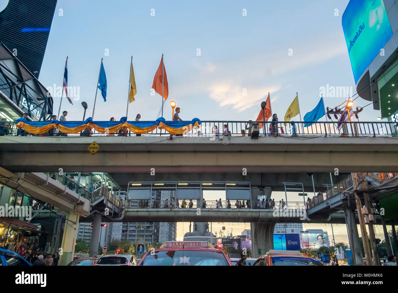 Bangkok Thailand Aug 10 2015 Salary Man And Worker Walking On