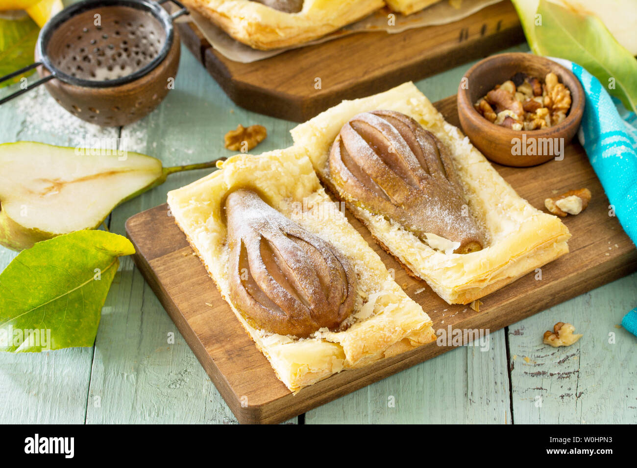 Слойка с грушей. Слойки с грушей из слоеного. Рецепт из слоеного теста с грушей. Слойка с половинкой груши. Слоеное тесто с грушей.