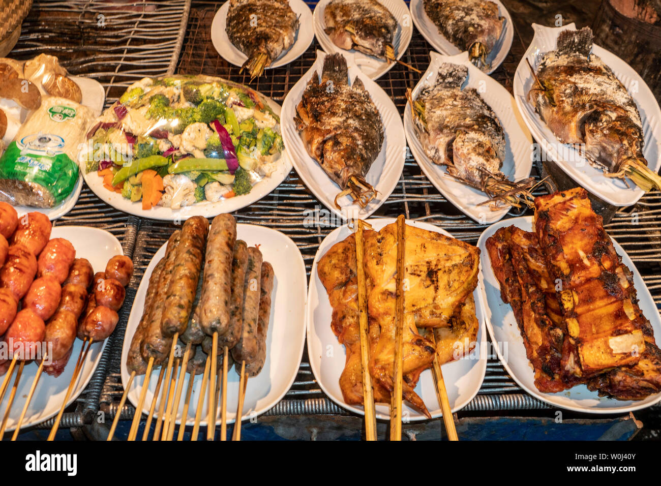 Street Food, fish, sausages, chicken, vegetables, street food market, Luang Prabang, Laos | Nachtmarkt in Luang Prabang, Fleisch, Fisch, Gemüse, Laos Stock Photo