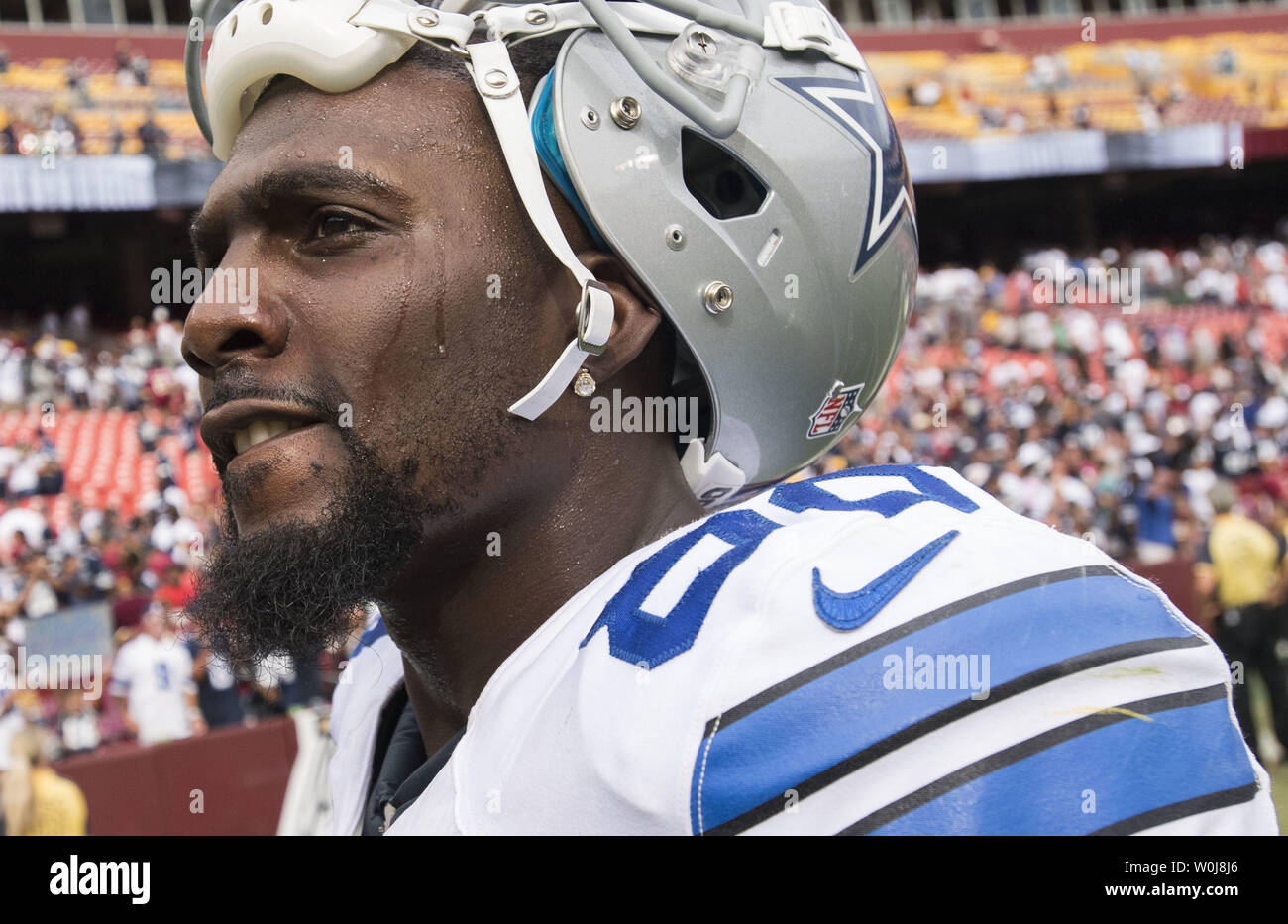 Dallas Cowboys wide receiver Dez Bryant (88) eludes Washington