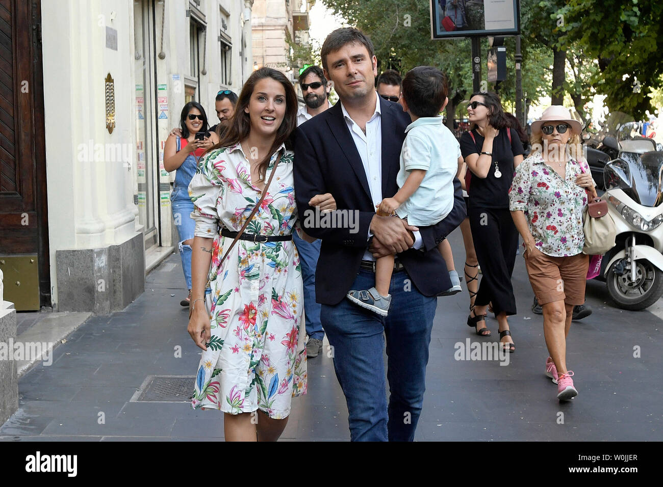 alessandro-di-battista-with-his-partner-sahra-lahouasnia-and-his-son