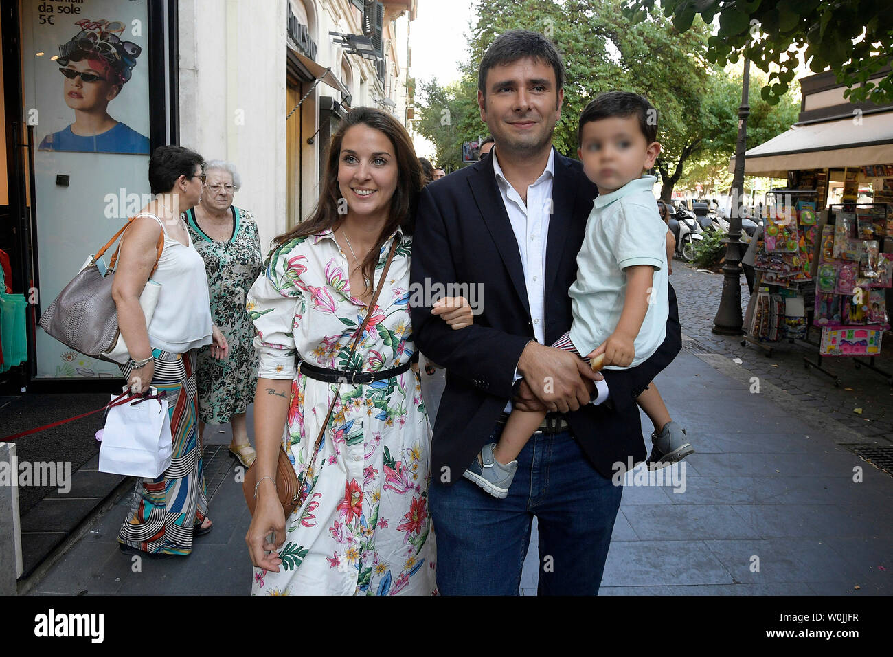 alessandro-di-battista-with-his-partner-sahra-lahouasnia-and-his-son