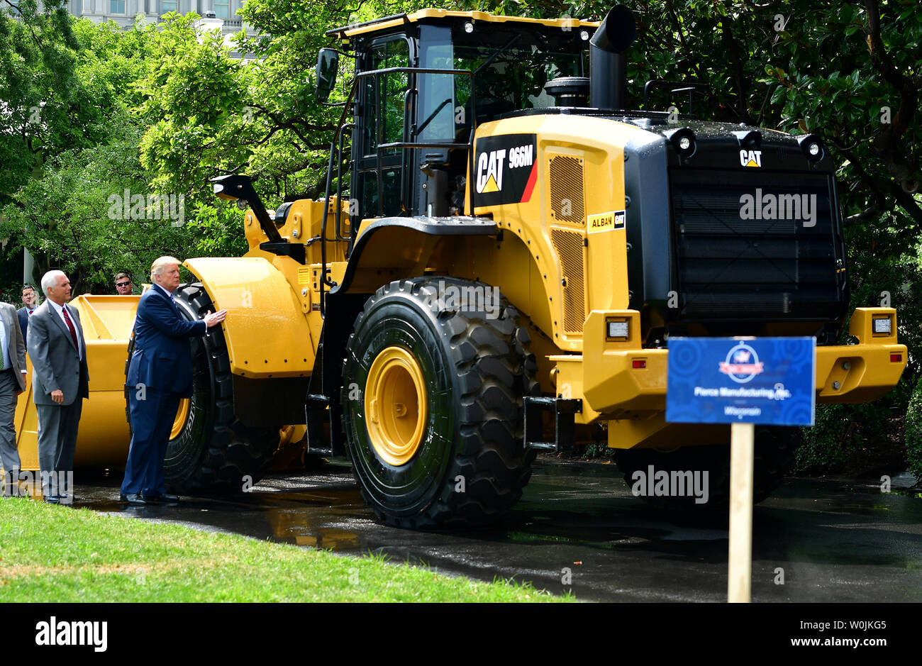 Caterpillar lawn online tractor