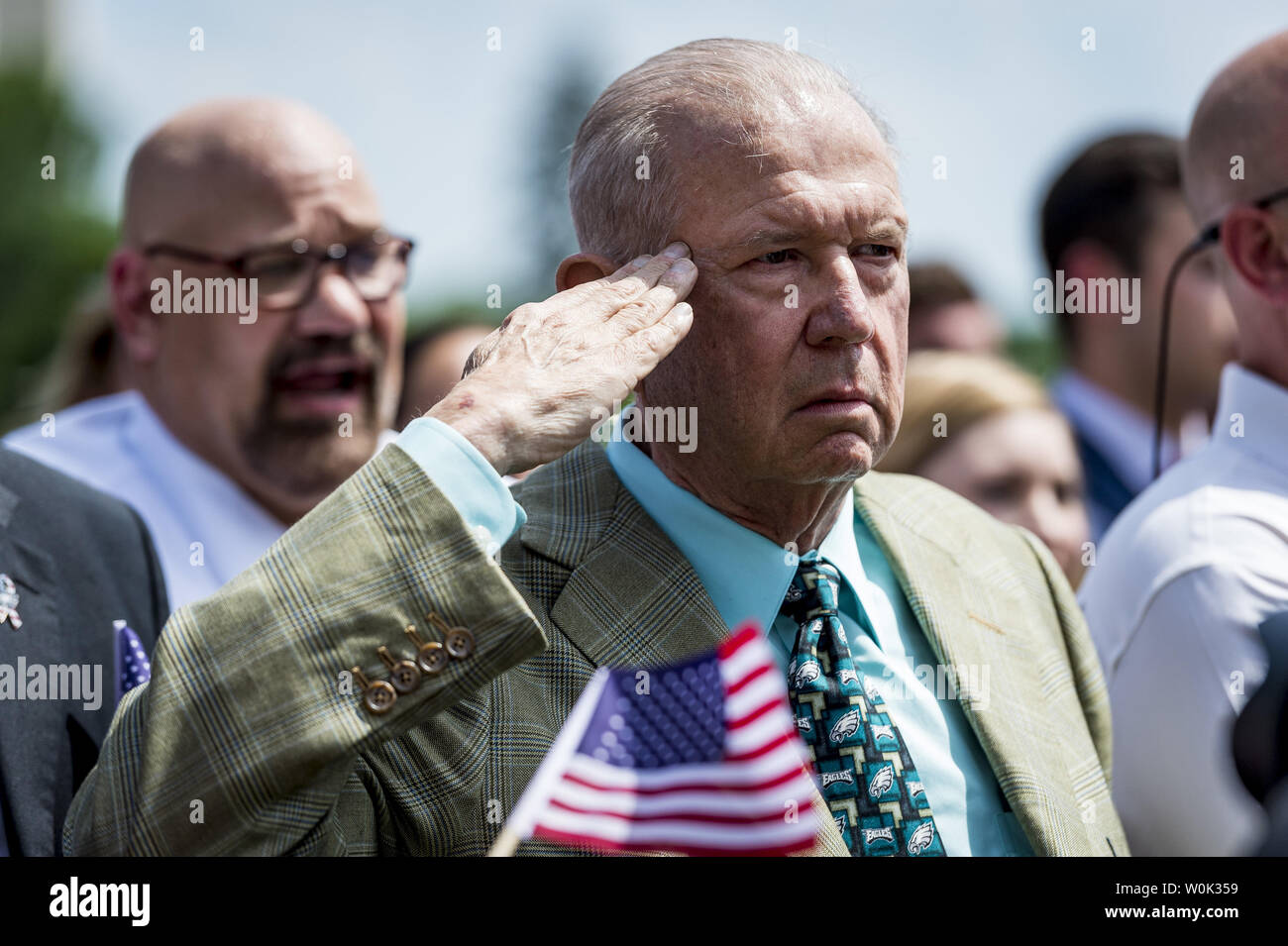 Nfl players kneeling national anthem' hi-res stock photography and ...