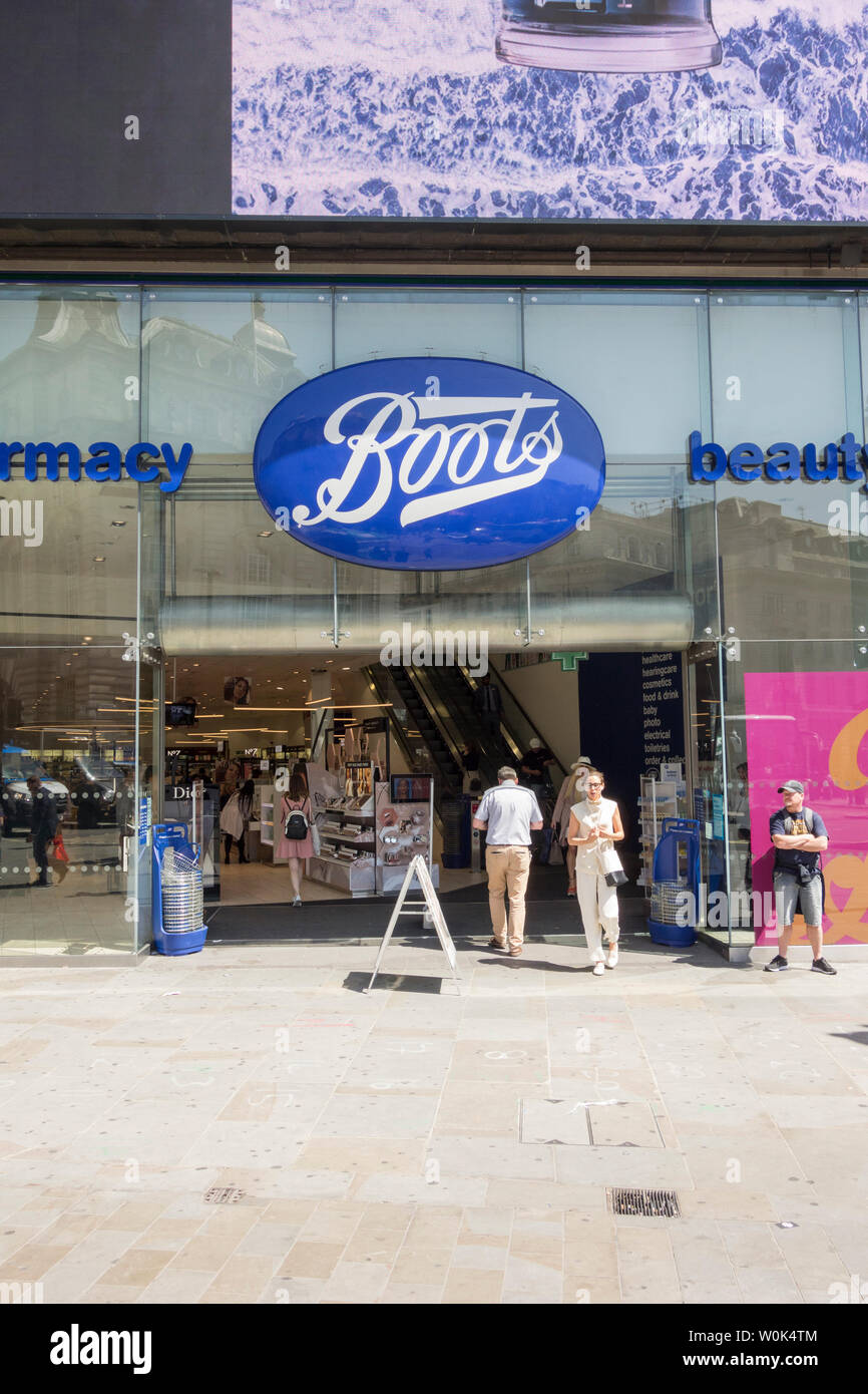 send boxing Lubricate Exterior of Boots Store, Piccadilly Circus, London, UK Stock Photo - Alamy