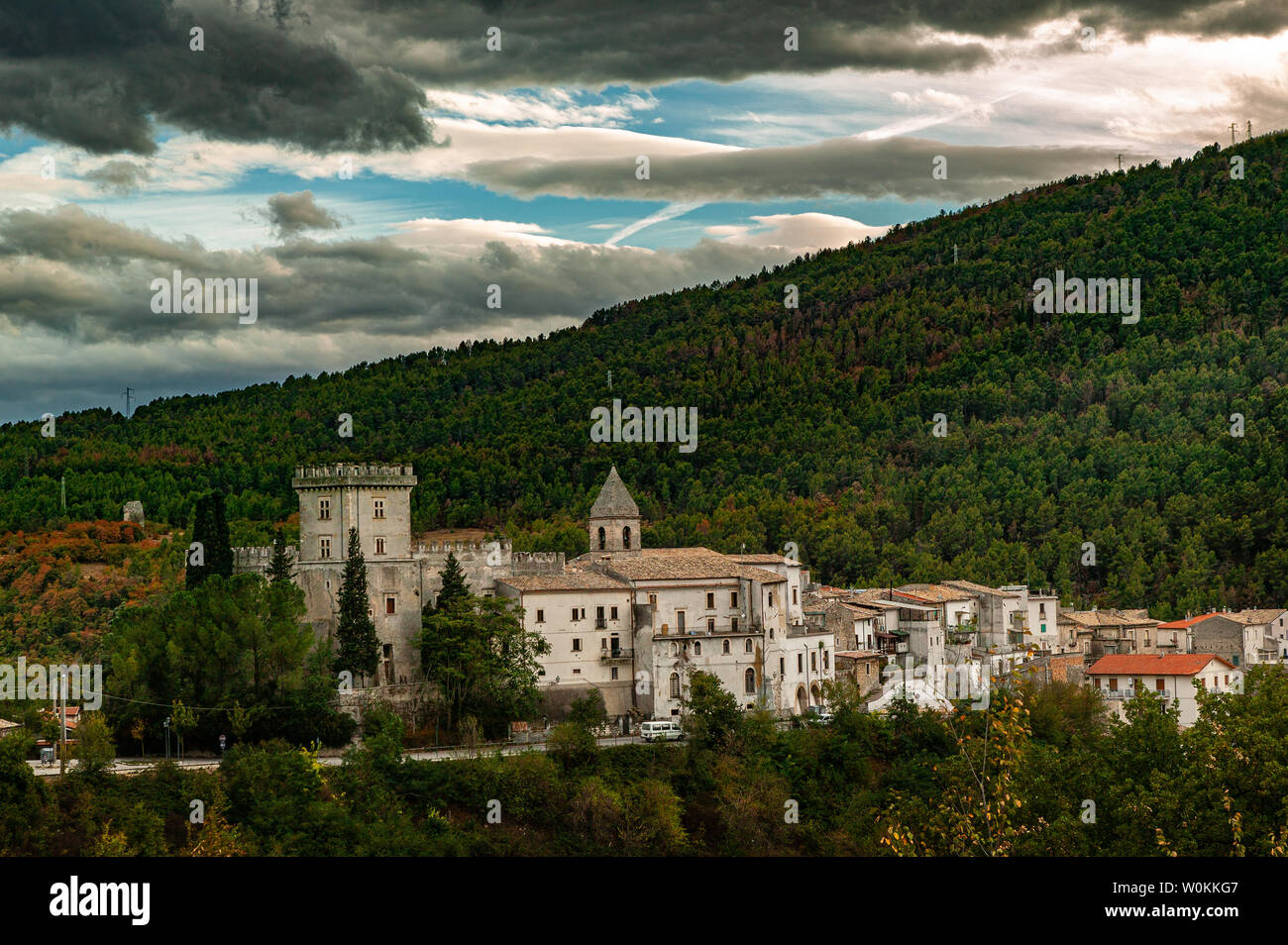 vista panoramica della città di Bussi sul Tirino, Medici palace-castle Stock Photo