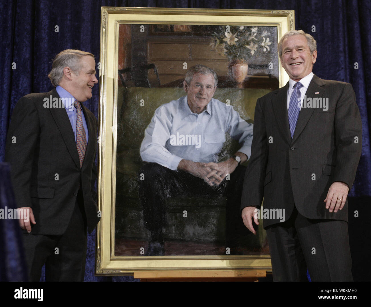 U S President George W Bush R And Artist Robert Anderson Painter Us President George W Bush R And Artist Robert Anderson Painter Of The Bush Portrait Stand Stand Next To The Portrait During An Unveiling Ceremony At The National Portrait Gallery In Washington On December 19 2008 Upi Photoyuri Gripas W0KMH0