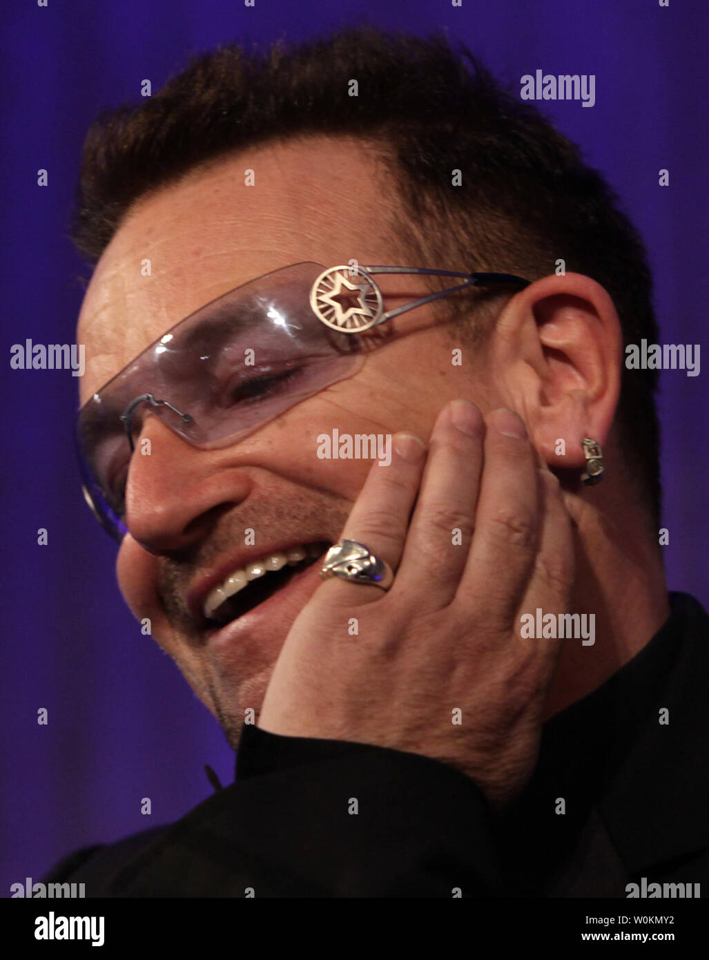 Lead singer u2 hi-res stock photography and images - Alamy