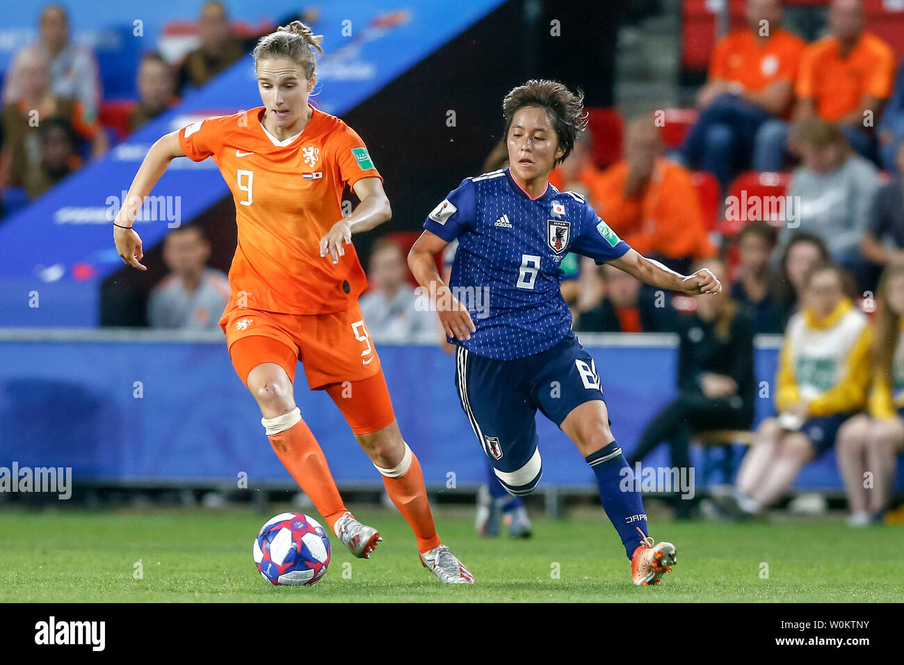 Zending munt tv station Rennes, France. 25th June, 2019. RENNES, 25-06-2019, Roazhon Park, World  championship 2019, Netherlands - Japan (women), Netherlands player Vivianne  MIEDEMA, Japan player Mana IWABUCHI during the match Netherlands - Japan  (women) Credit: