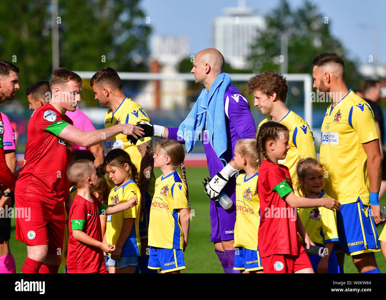 Cliftonville Players Shake Hands Hi Res Stock Photography And Images Alamy