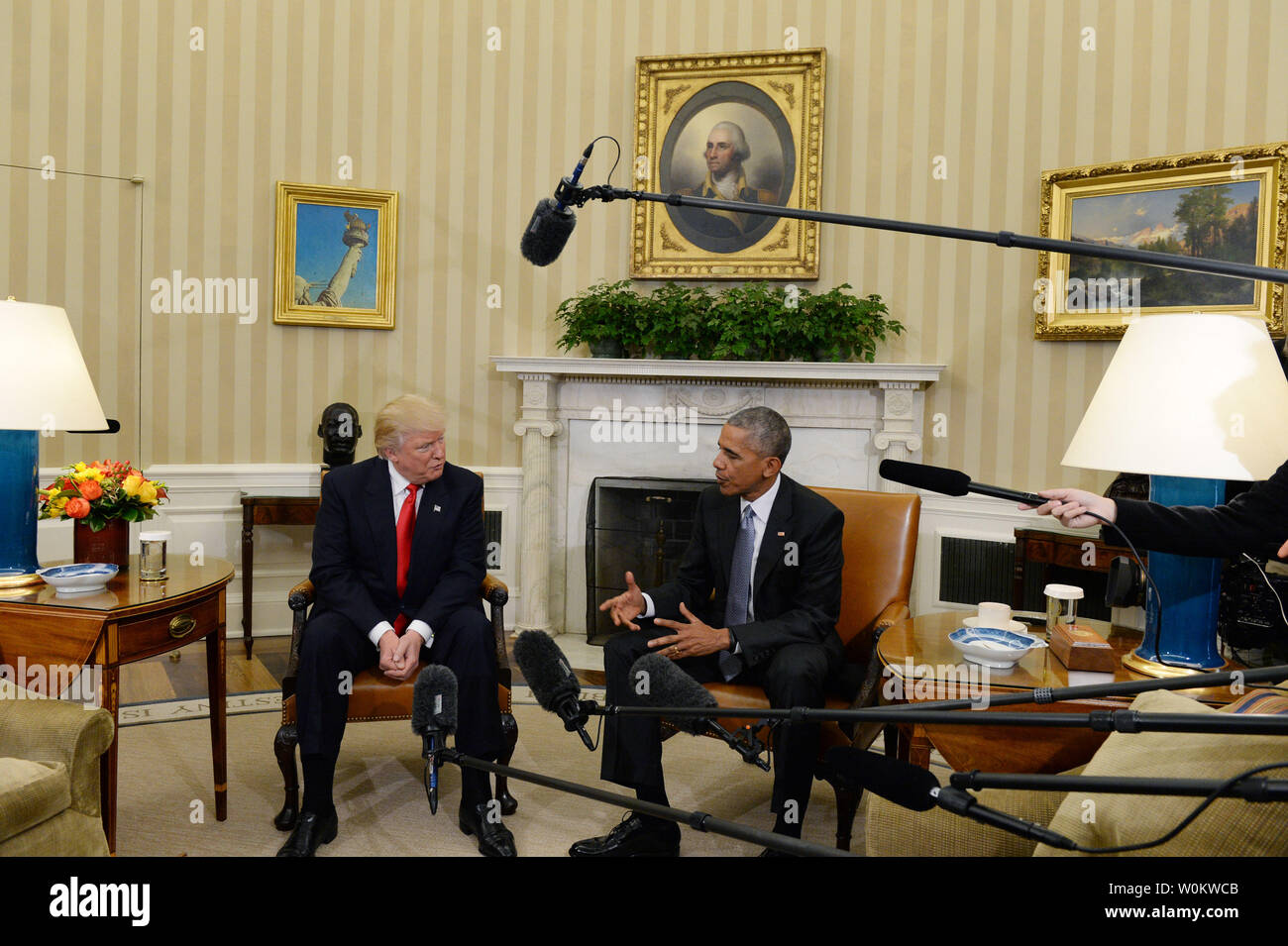 U.S. President Barack Obama meets with President-elect Donald Trump (L ...