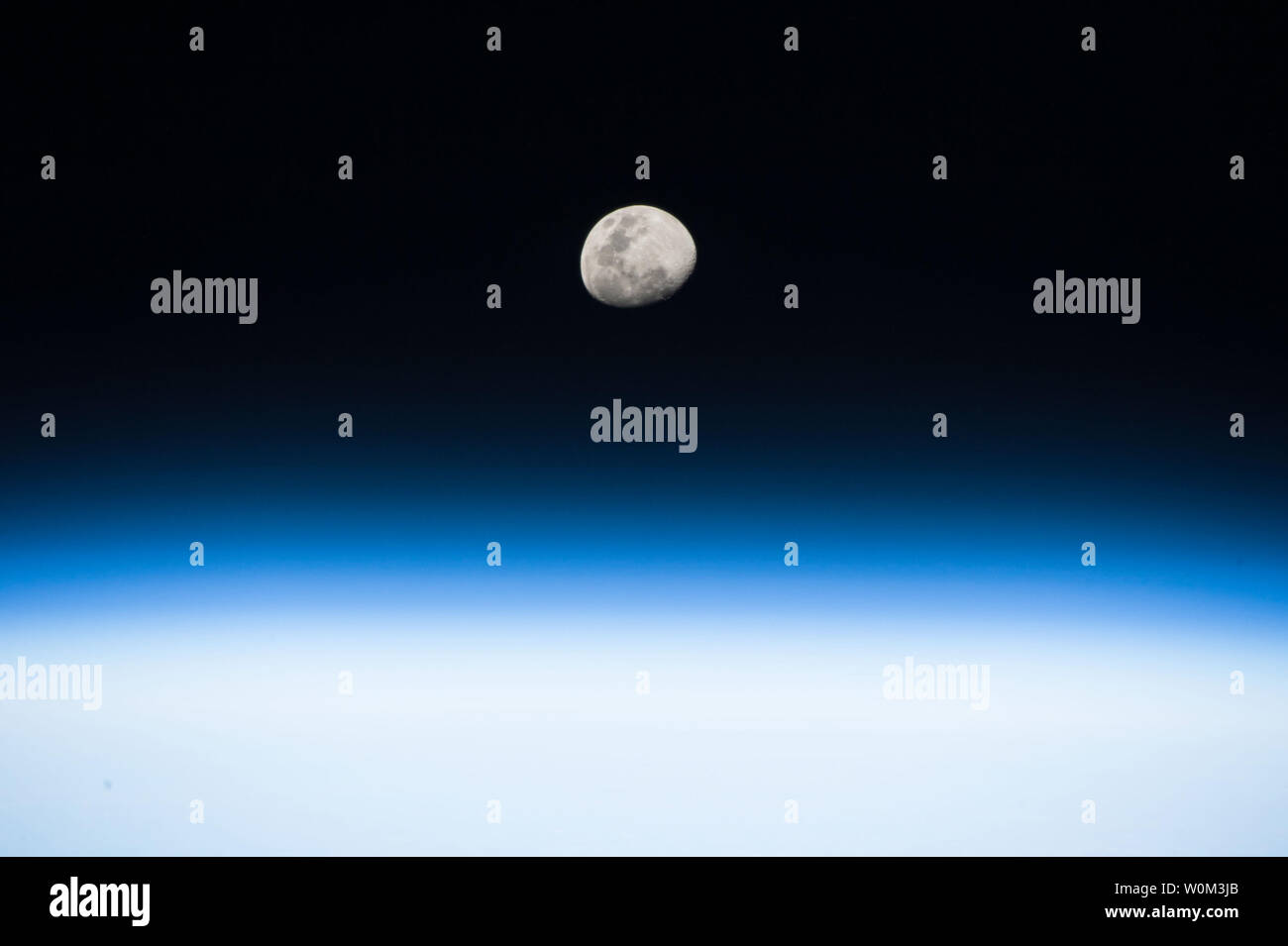 Full earth rise hi-res stock photography and images - Alamy