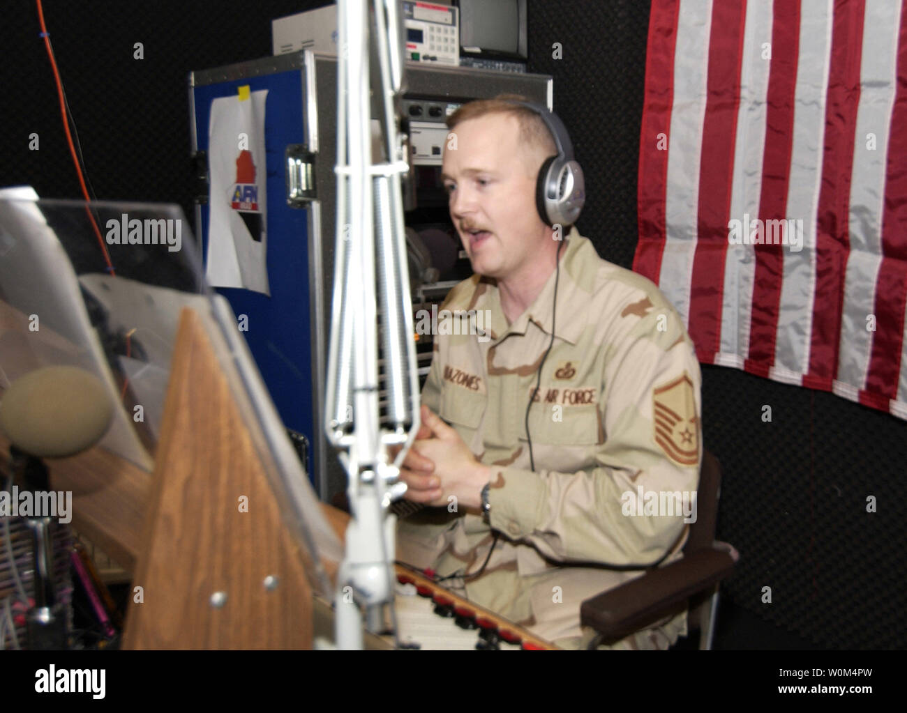 Master Sgt. Eric Branzones of Air Force News (AFN) went live on 107.7 FM from an undisclosed location in Iraq on Dec. 10, 2003.  (UPI Photo/Trish Bunting/Air Force) Stock Photo