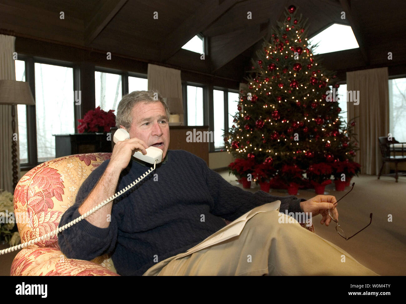 President George W. Bush talks during Christmas Eve telephone calls to  members of the Armed Forces at Camp David, Wednesday, Dec. 24, 2003. (UPI  Photo via White House Stock Photo - Alamy