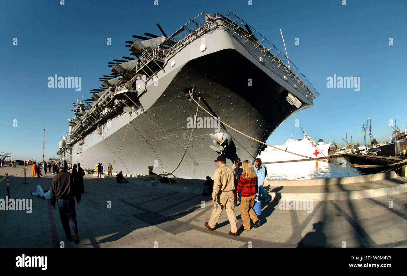 The crew of the amphibious assault ship USS Boxer (LHD 4) board the ship as they prepare to depart on a scheduled deployment to the Central Command area of responsibility in support of the Iraqi conflict, in San diego on January 14, 2004. More than 200 Marines and 900 Sailors embarked aboard USS Boxer are providing amphibious lift for a portion of the equipment and personnel from the 1st Marine Expeditionary Force (1 MEF) stationed at Camp Pendleton, Calif., and 3rd Marine Aircraft Wing stationed at Marine Corps Air Station Miramar, Calif.    (UPI Photo/Mark Rebilas/Navy) Stock Photo